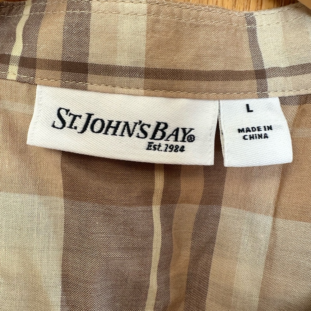 NWT. Women’s cute plaid top. Size large. - Picture 3 of 8